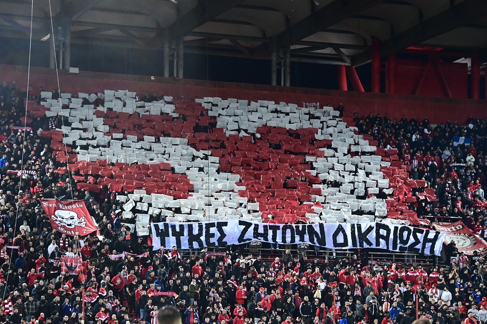 Ανατριχίλα στο «Γ. Καραϊσκάκης» – Πανό και ενός λεπτού σιγή για τα Τέμπη