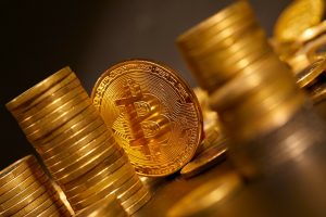 Bitcoin: Σε κρίσιμο σταυροδρόμι με πτώση που αγγίζει το 50%
