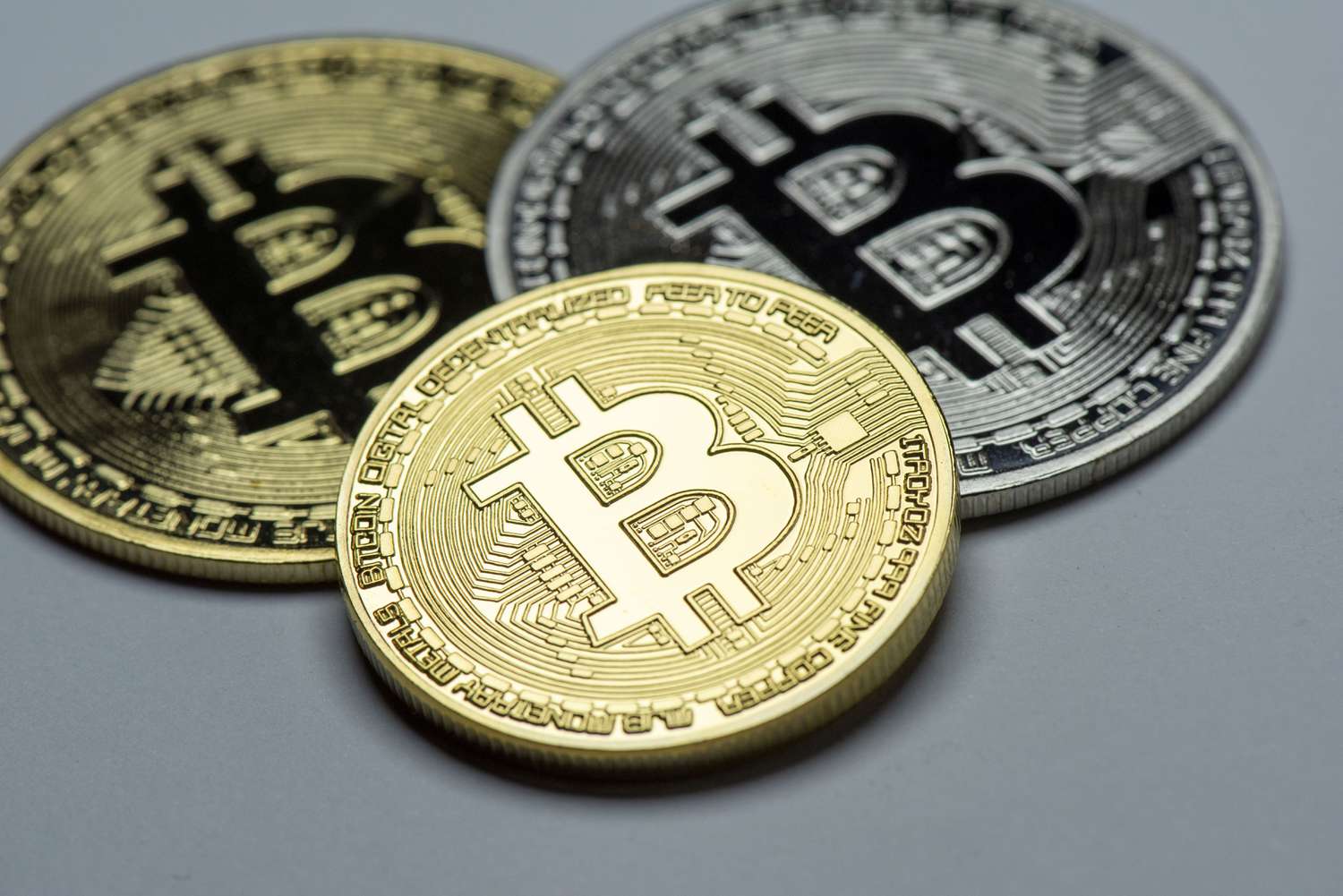 Bitcoin: &Tau;&rho;ί&alpha; &alpha;&kappa;&rho;&alpha;ί&alpha; &sigma;&epsilon;&nu;ά&rho;&iota;&alpha; &gamma;&iota;&alpha; &tau;&omicron; &pi;ώ&sigmaf; &theta;&alpha; &kappa;&lambda;&epsilon;ί&sigma;&epsilon;&iota; &tau;&eta; &chi;&rho;&omicron;&nu;&iota;ά