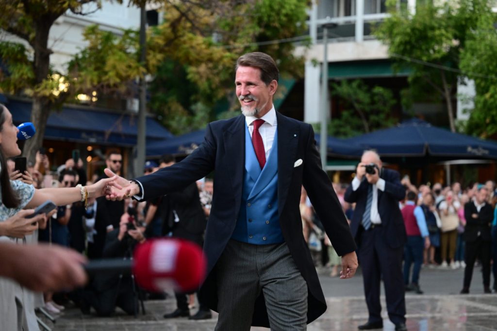 Ο Παύλος Ντε Γκρες χορεύει ζεϊμπέκικο και ο Αντώνης Ρέμος του χτυπά παλαμάκια