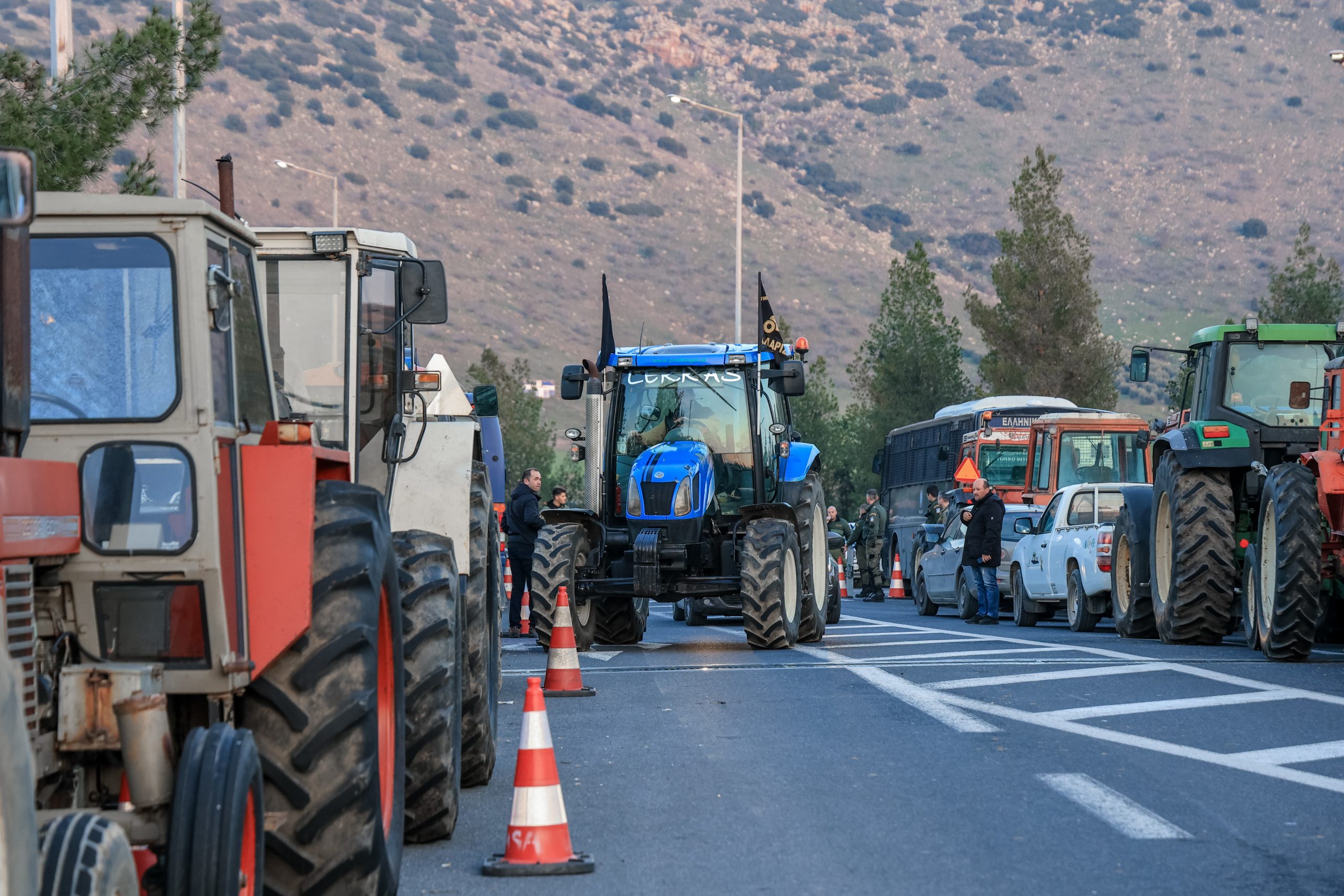 Παραμένουν στα μπλόκα οι αγρότες: Αντίστροφη μέτρηση για τη συνάντηση με τους υπουργούς