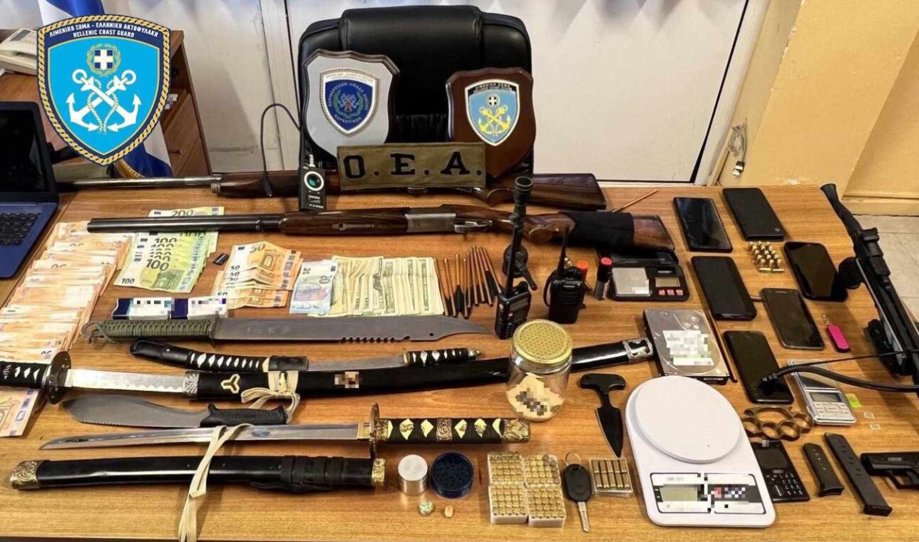 Χειροπέδες σε πατέρα και τους δύο γιους του για ναρκωτικά, όπλα, κλοπές