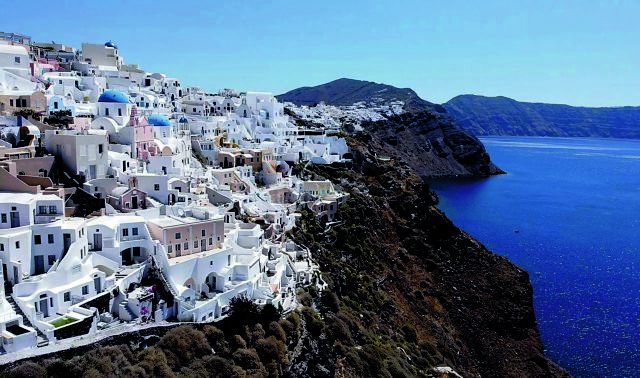 Πάγωμα κρατήσεων και ακυρώσεις έως 50%