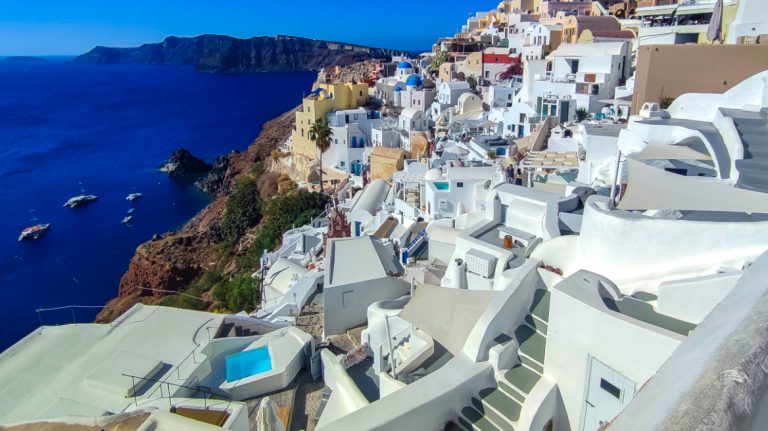 Σαντορίνη: Σχεδόν 2.700 επιβάτες θα φύγουν μέχρι σήμερα με αεροπλάνα της Aegean