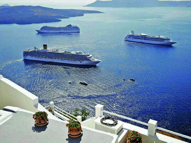 Σαντορίνη: «Παγώνει» το τέλος της κρουαζιέρας