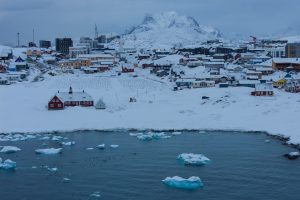 Γροιλανδία: Με ταχύτατους ρυθμούς λιώνουν οι πάγοι – Φωτογραφία δείχνει χάσκι να περπατάνε στο νερό