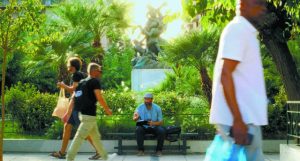 Στρότος Τζίτζης: «Οσο πιο απελπισμένος είσαι, τόσο πιο αναγκαίο είναι το χιούμορ»