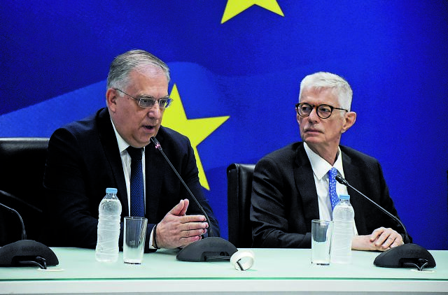 Ο Δοξιάδης και οι νέοι πονοκέφαλοι του Μαξίμου