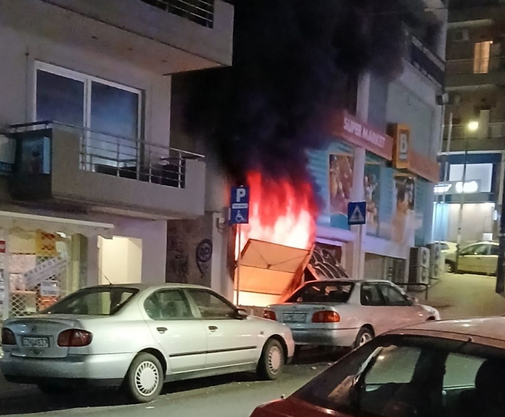 Εμπρηστική επίθεση σε πάρκινγκ στον Βύρωνα