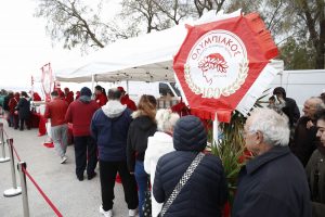Ο Ολυμπιακός δίπλα στον κόσμο του στα Κούλουμα του Πειραιά (φωτογραφίες)