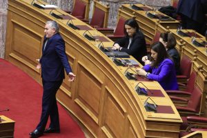Σκηνές πεζοδρομίου στη Βουλή: Ο βουλευτής της ΝΔ, Κυριαζίδης, είπε στην Κωνσταντοπούλου να πάει να κάνει παιδί