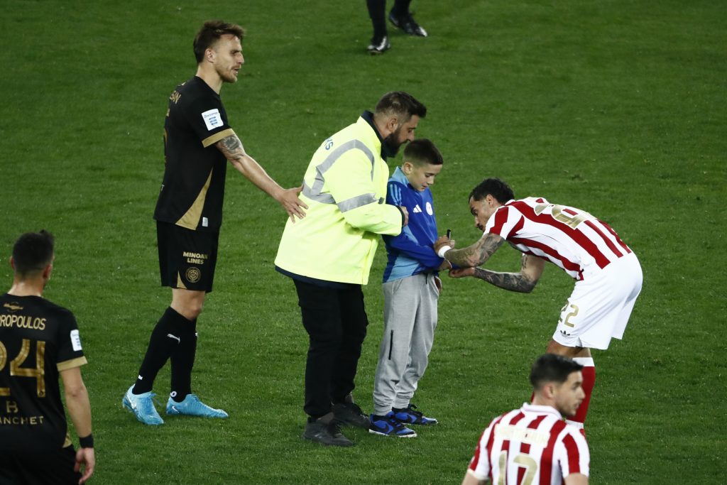 Εντυπωσιακό σκηνικό από τον κόσμο του Ολυμπιακού – Αποθέωση για τον μικρό οπαδό