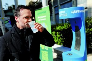 Η αντιπολίτευση     της αποκαθήλωσης