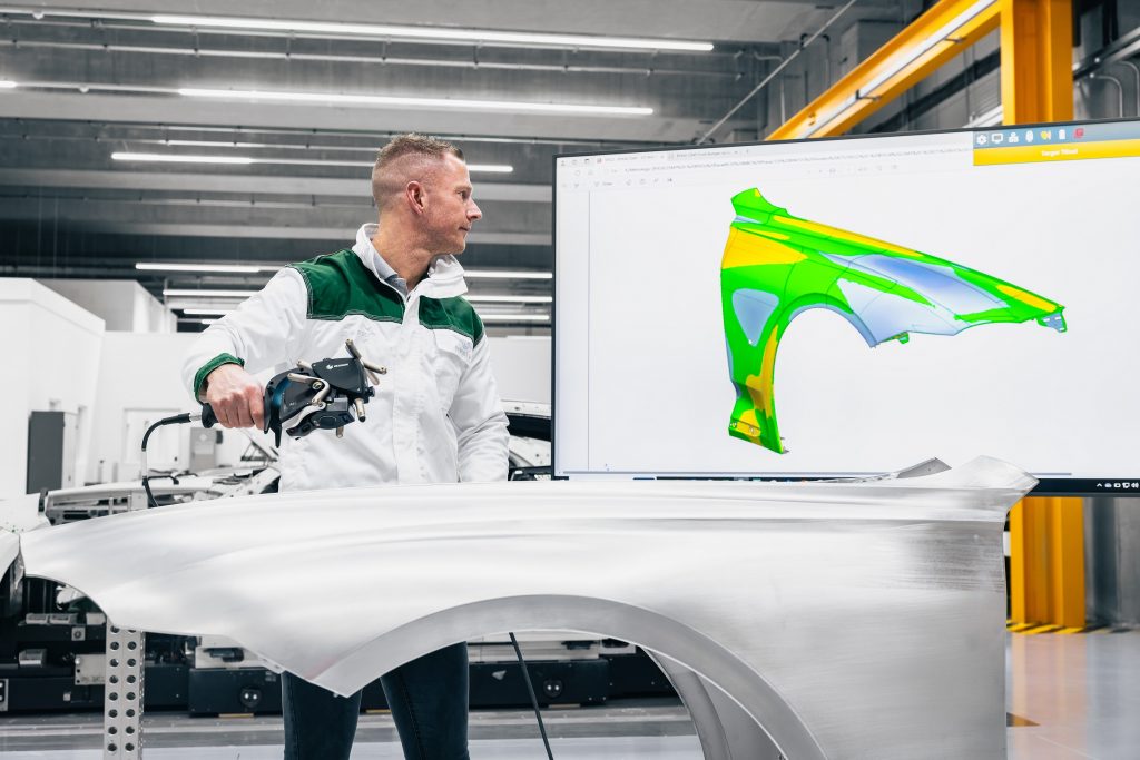 Η πρωτοποριακή, για τα δεδομένα του κλάδου, στρατηγική Beyond100+ της Bentley