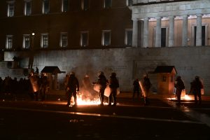 Συλλαλητήριο για τα Τέμπη – Επεισόδια και χημικά στο Σύνταγμα