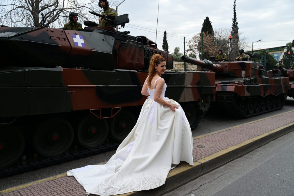 25η Μαρτίου: Η νύφη… παρέλασε δίπλα στα τανκ στο Σύνταγμα
