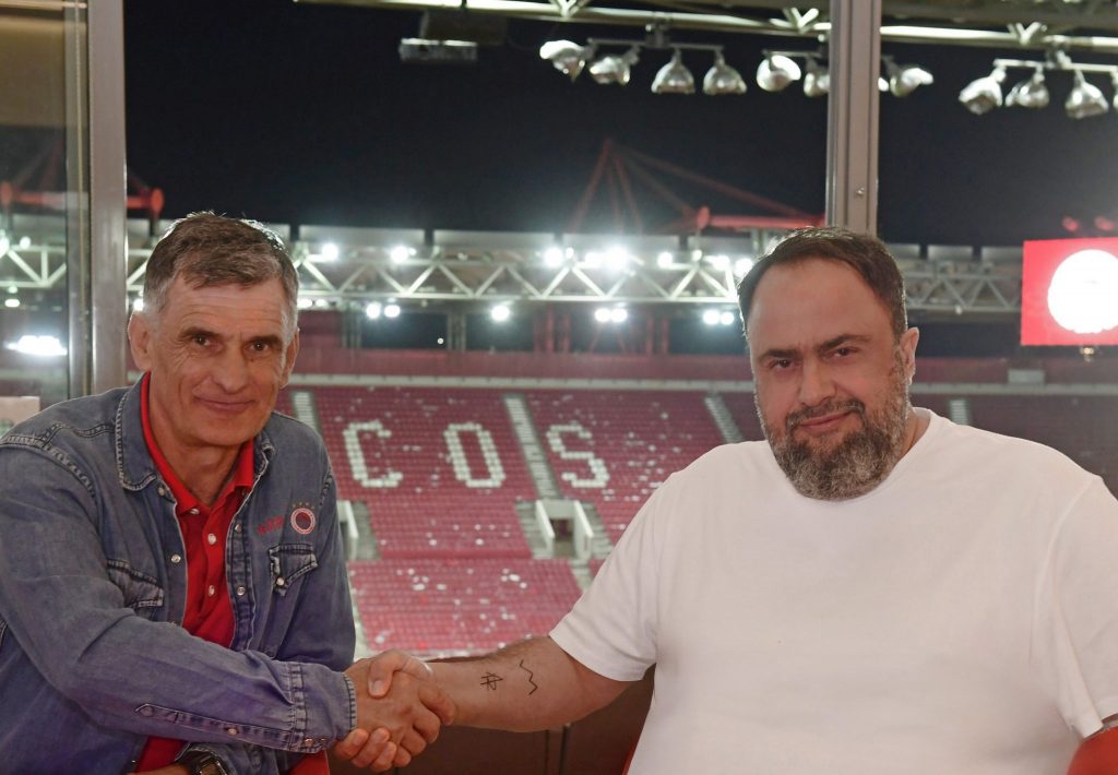 Ολυμπιακός: Η στιγμή που ο Μεντιλίμπαρ υπογράφει το νέο του συμβόλαιο