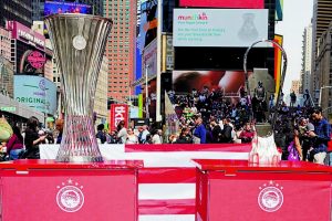 Ολα κόκκινα στο Μεγάλο Μήλο!