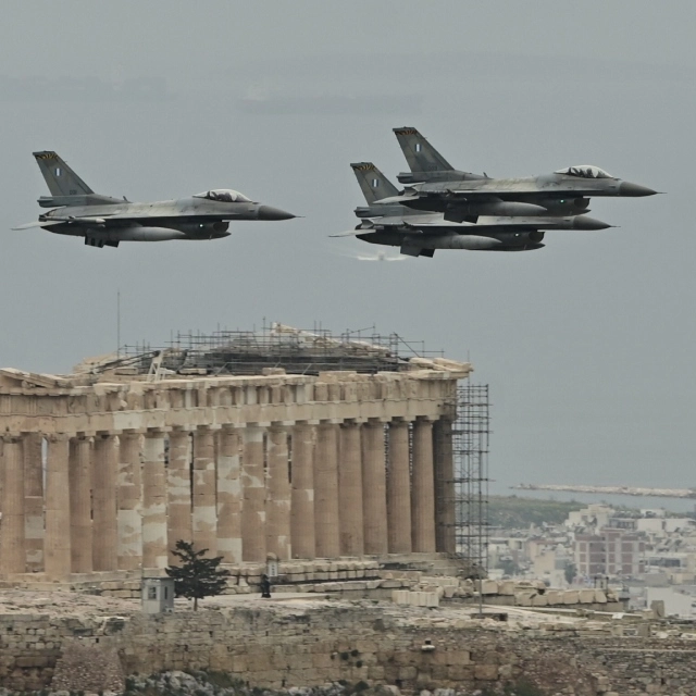 Ολοκληρώθηκε η στρατιωτική παρέλαση στην Αθήνα – Δείτε όσα συνέβησαν