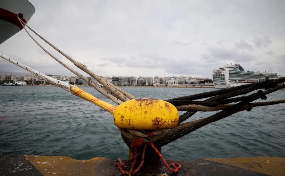Δεμένα τα πλοία σε Πειραιά και Ραφήνα προς τις Κυκλάδες λόγω των θυελλωδών ανέμων