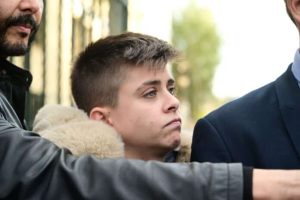 Έφτασε στα δικαστήρια της Πάτρας η Ειρήνη Μουρτζούκου- Αποδοκιμασίες από τους συγκεντρωμένους 
