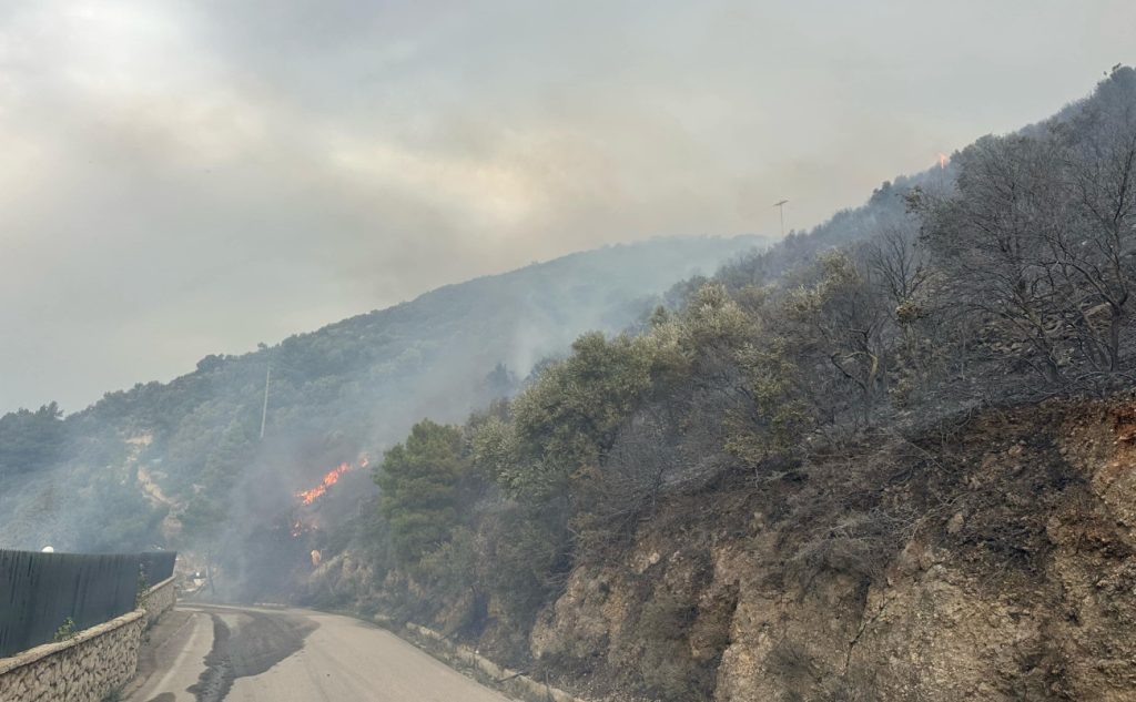 Λευκάδα: Σε ύφεση η φωτιά στο Κάθισμα – Χωρίς ενεργό μέτωπο