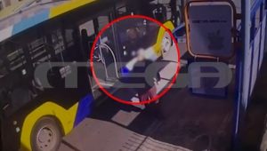Βίντεο ντοκουμέντο: Η στιγμή που ο 51χρονος καρφώνει με το κατσαβίδι τον επιβάτη του λεωφορείου