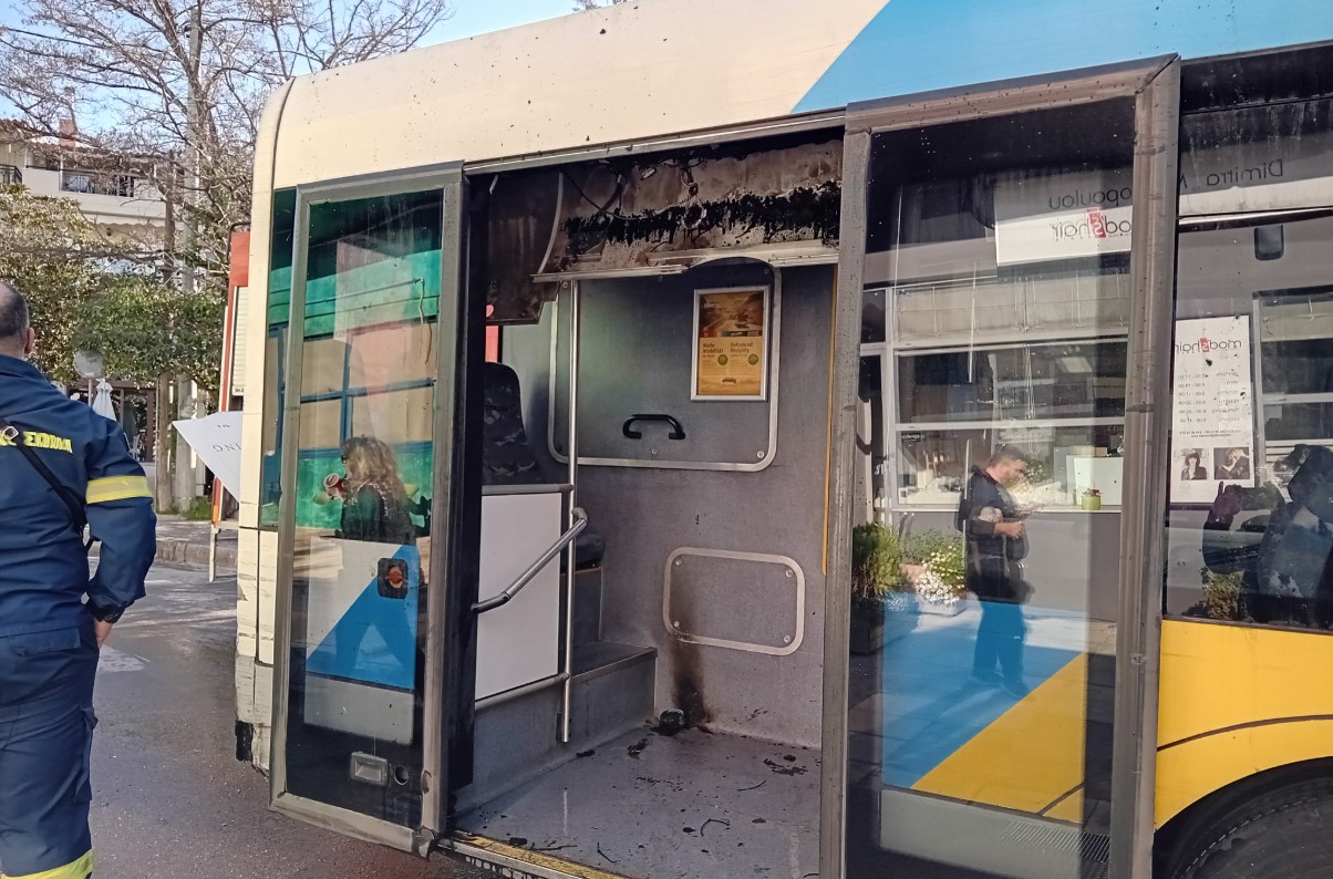 Στις φλόγες αστικό λεωφορείο στην Πεντέλη – Στο νοσοκομείο ο οδηγός