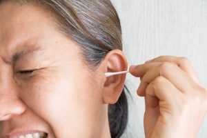 Το λάθος που κάνουμε όταν καθαρίζουμε τα αφτιά μας