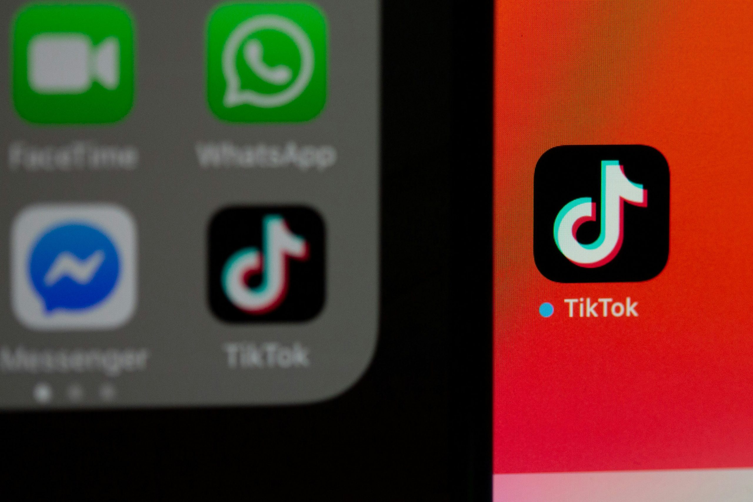 Πόσο μακριά φτάνει το TikTok: Πώς εκμεταλλεύεται τις έφηβες σε livestreams