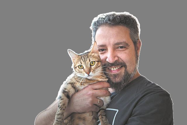 Το γατάκι που υιοθέτησα δαγκώνει στο παιχνίδι