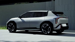 Kia EV4: Με αυτονομία που τα σπάει