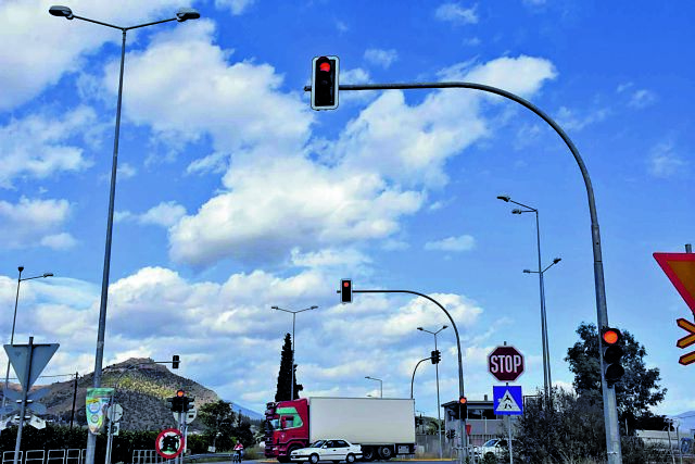 «Έξυπνο» φανάρι καταγράφει όσους περνούν με κόκκινο