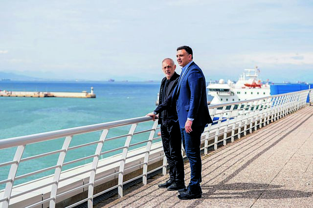 Μειώνονται τα τέλη για να μην αυξηθούν τα εισιτήρια