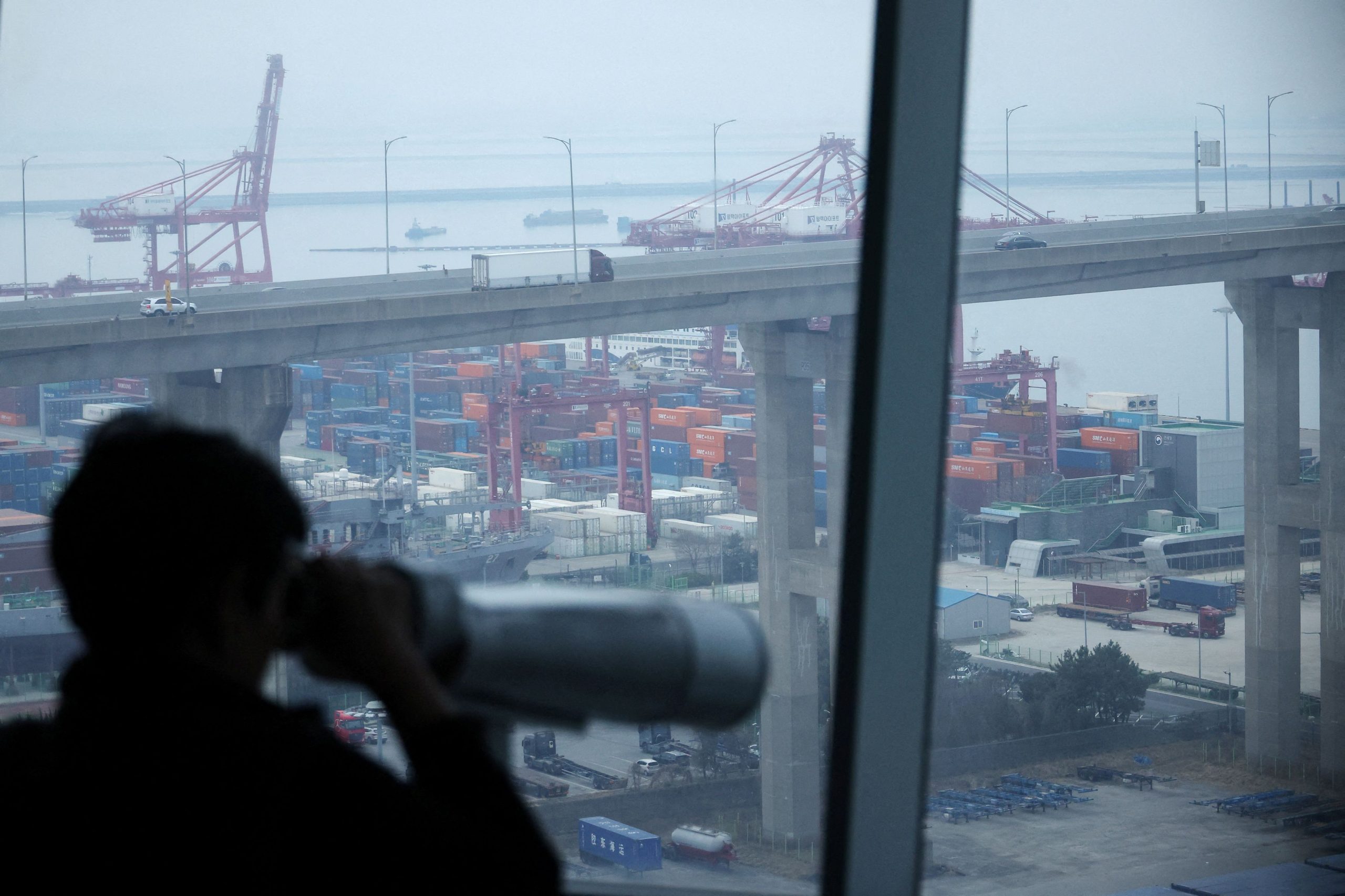 Ο Τραμπ προαναγγέλλει νέο γύρο δασμών, αναστατώνοντας την παγκόσμια οικονομία