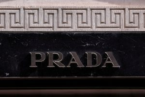 Prada: Συμφωνία εξαγοράς του Versace για 1,38 δισ. δολάρια παρά τους δασμούς