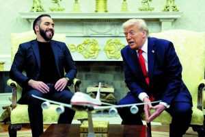 Τριπλός «τυφώνας» Ντόναλντ Τραμπ