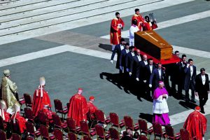 Ενα όνομα, ένας σταυρός και ένα λευκό τριαντάφυλλο