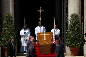 Κηδεία Πάπα Φραγκίσκου: Γιατί έψαλλαν το «Χριστός Ανέστη» στα Ελληνικά
