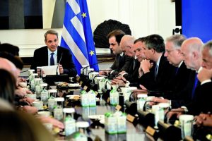 «Καμπάνες» για παραβάτες, κίνητρα για brain regain