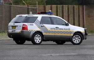 Κρεμόταν από φράχτη με το χέρι καρφωμένο σε κάγκελο