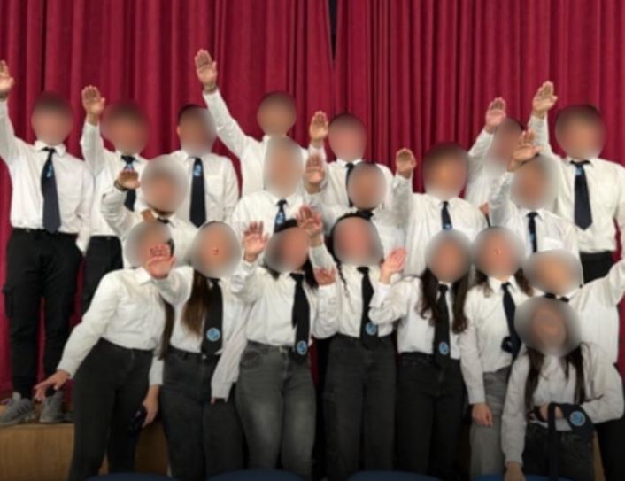 Σάλος στην Κύπρο: «Μαθητές χαιρέτισαν ναζιστικά»