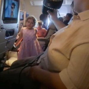 Viral βίντεο: Επιβάτιδα αεροπλάνου βγαίνει εκτός εαυτού όταν κοριτσάκι την καρφώνει με πιρούνι