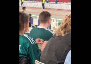 Απίθανο βίντεο από το ΟΑΚΑ: Φίλη του Παναθηναϊκού βλέπει το ντέρμπι και πλέκει