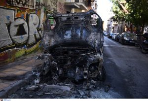 Εξάρχεια: Πέντε αυτοκίνητα κάηκαν – Προσήχθησαν 72 άτομα