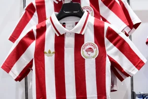 Επιστρέφει στο Red Store η επετειακή φανέλα του Ολυμπιακού – Ξανά διαθέσιμη από Μεγάλη Τετάρτη