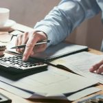 Φορολογικό ν/σ: Μειώσεις φόρων και ενισχύσεις ύψους 1,76 δισ. ευρώ το 2026 – Τι προβλέπει