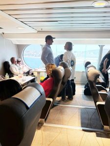 Ο Κυριάκος Μητσοτάκης στην Τήνο με το πλοίο της γραμμής