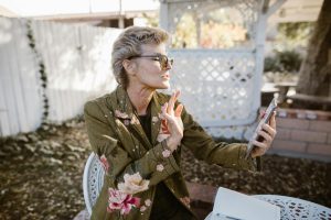 Οι ηλικιωμένοι που χρησιμοποιούν smartphones «έχουν χαμηλότερα ποσοστά νοητικής εξασθένησης»