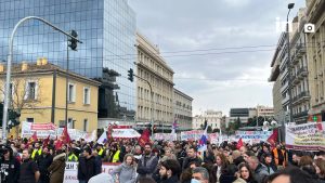 Απεργία 9/4: Στο δρόμο χιλιάδες εργαζόμενοι – Όλα όσα συμβαίνουν στις απεργιακές συγκεντρώσεις